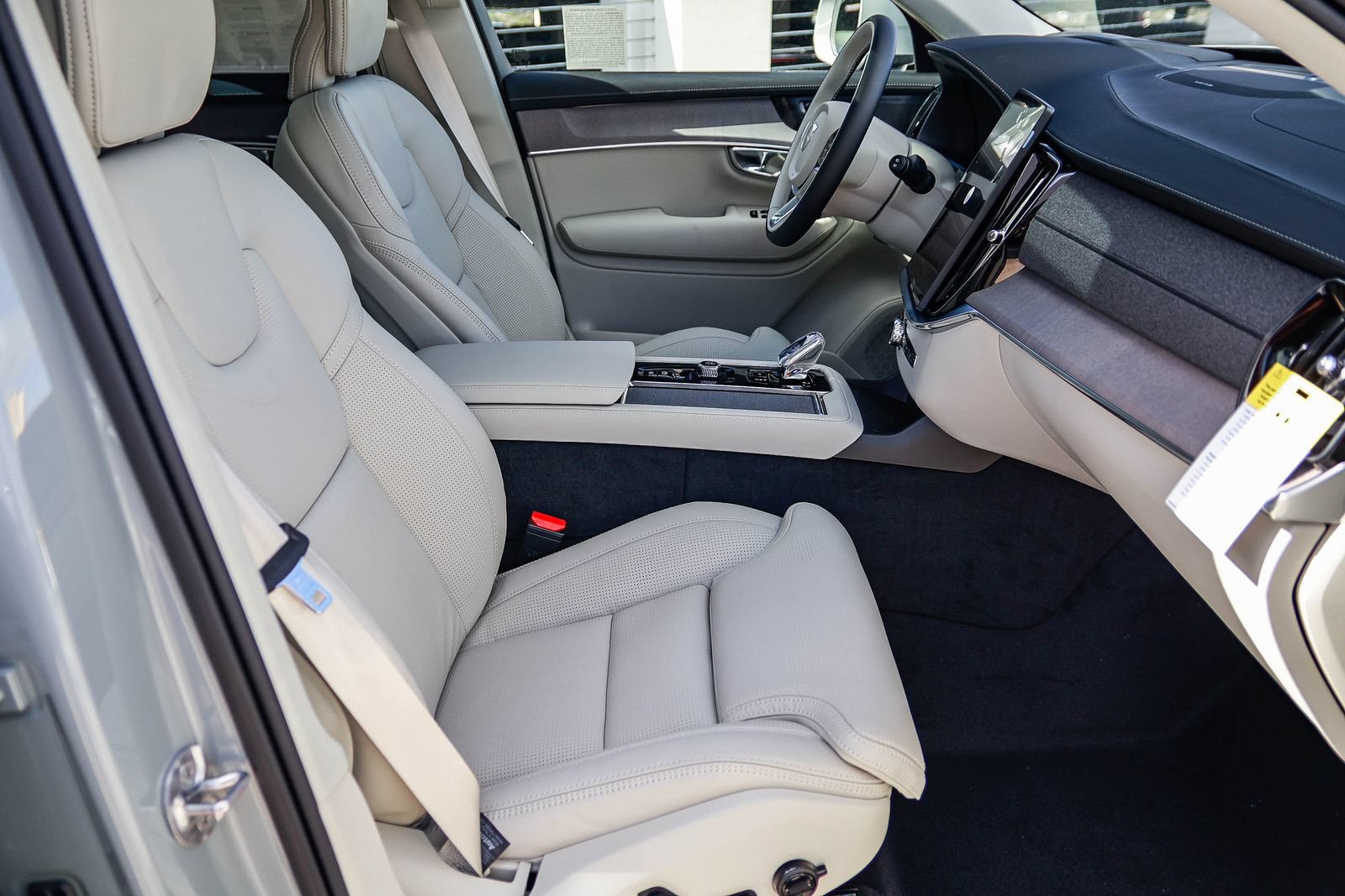 New 2026 Volvo XC90 T8 Ultra w/ Protection Package Premier AWD/4WD image 17