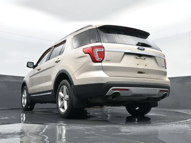 Used 2017 Ford Explorer XLT w/ Equipment Group 202A AWD/4WD image 27