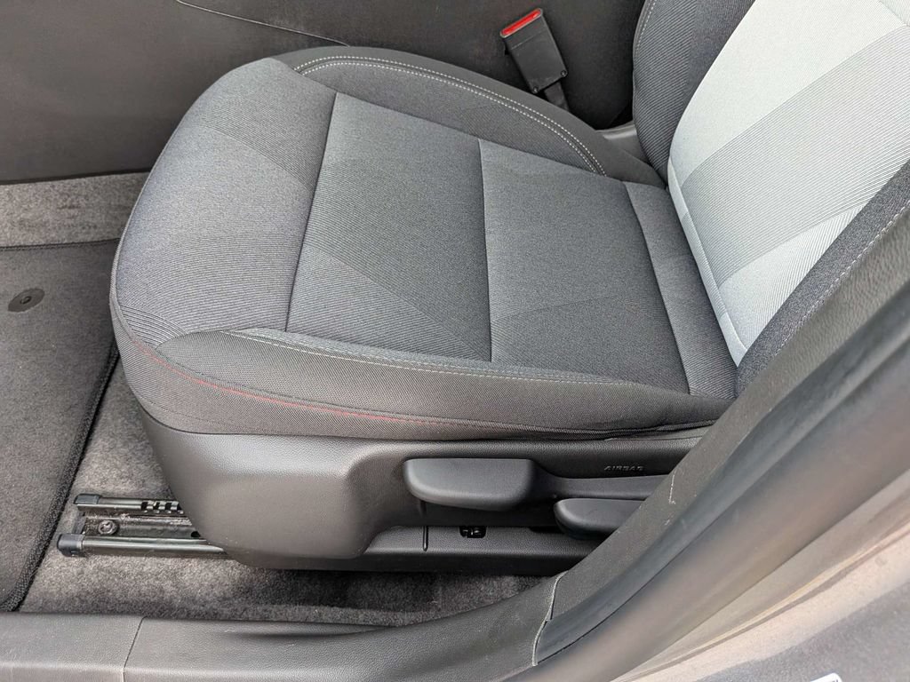 Used 2025 Chevrolet Trax RS w/ Sunroof Package FWD image 23