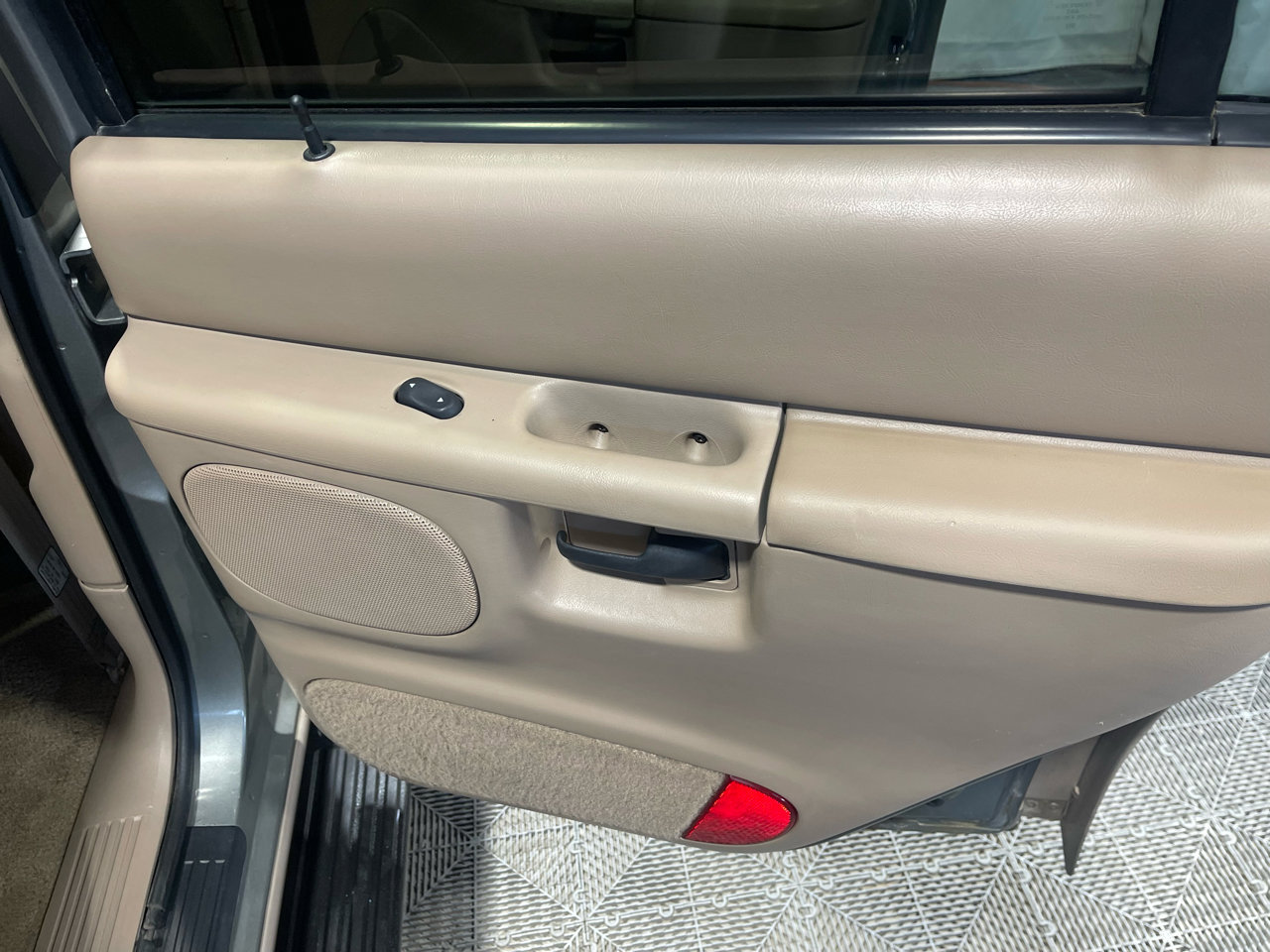 Used 2000 Ford Explorer Eddie Bauer image 16