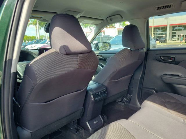 Used 2023 Toyota Highlander LE AWD/4WD image 9