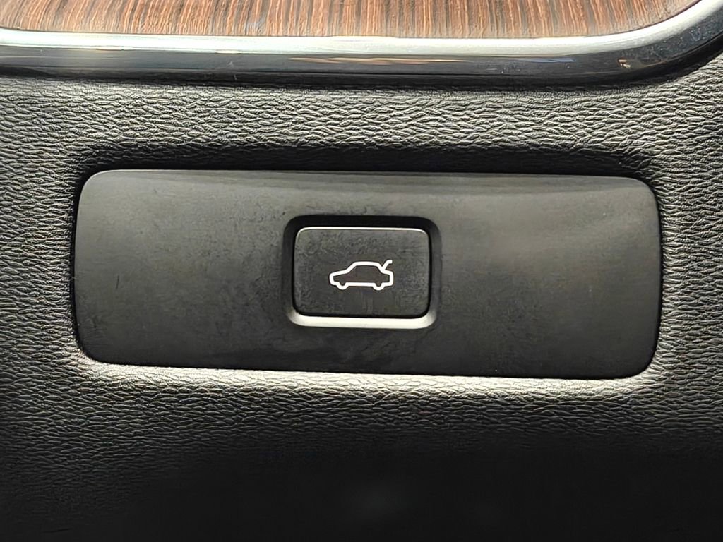 Used 2023 Volvo XC60 B5 Plus image 35
