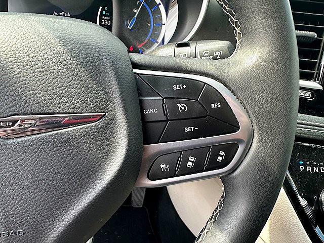 Used 2023 Chrysler Pacifica Touring-L FWD image 21
