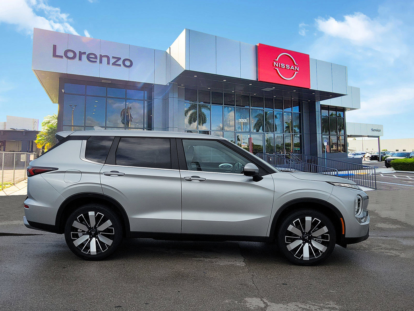 Used 2025 Mitsubishi Outlander SE FWD image 4