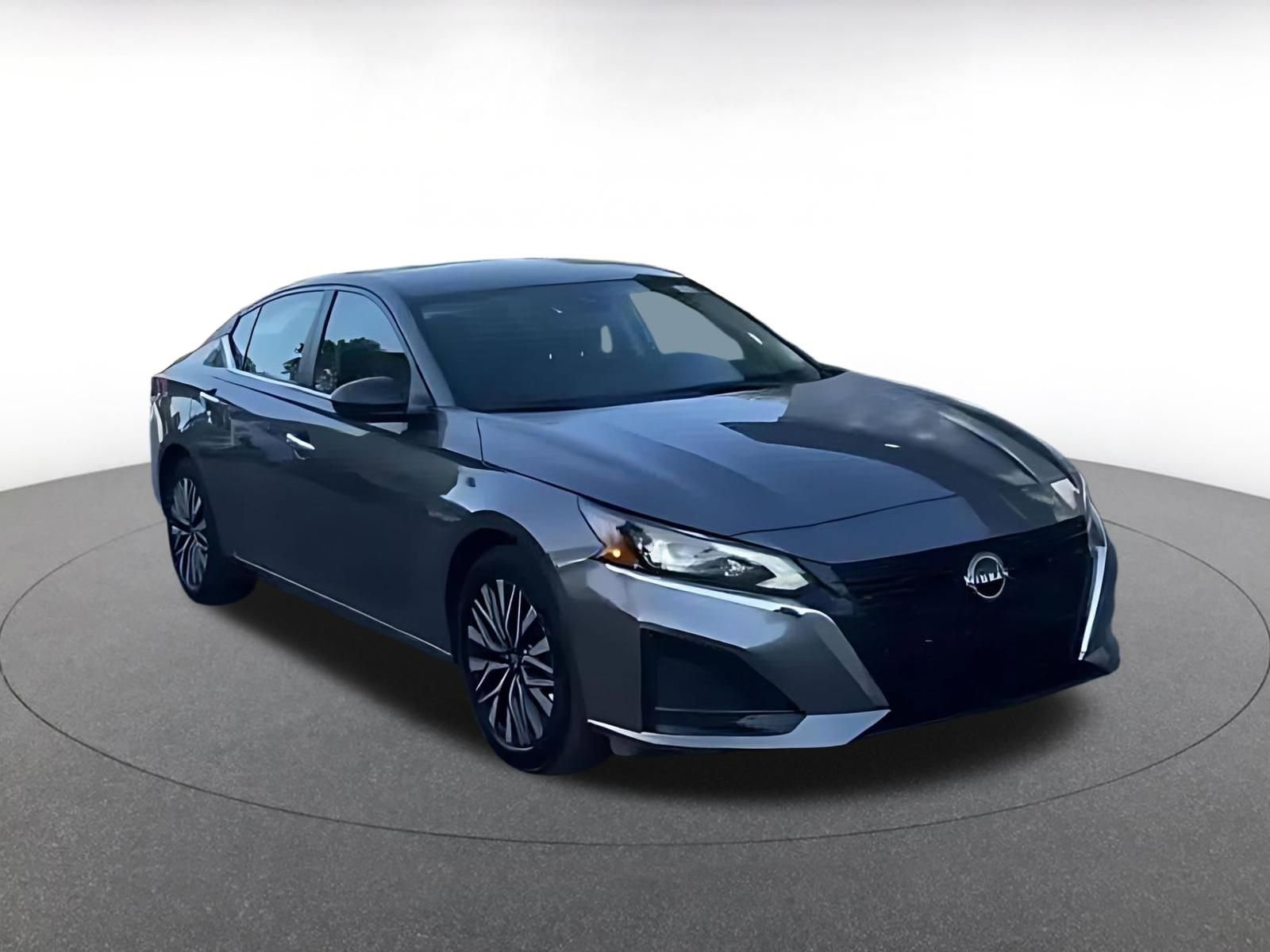 Used 2025 Nissan Altima 2.5 SV FWD image 3