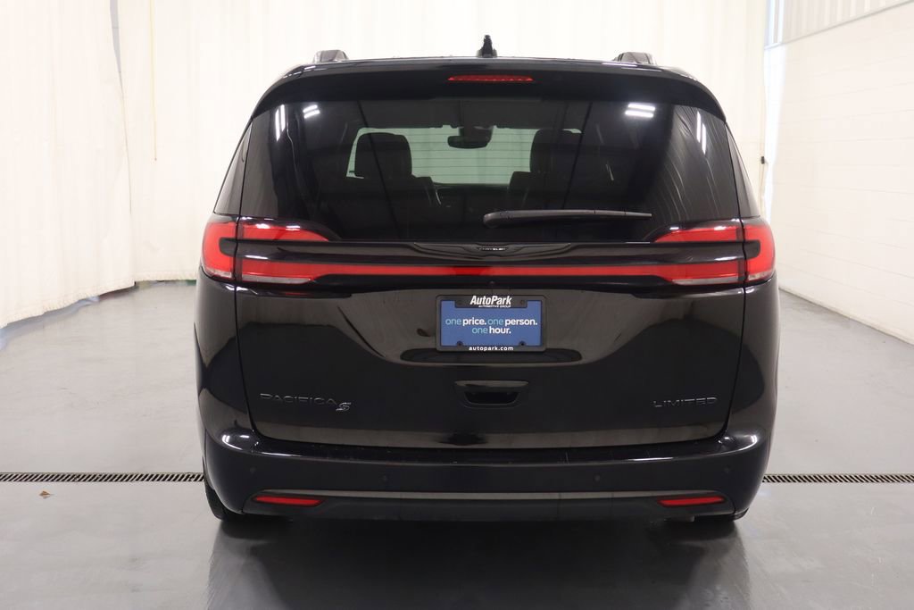 Used 2025 Chrysler Pacifica Limited image 8