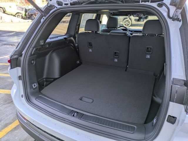 New 2026 Jeep Grand Cherokee Limited w/ Limited Altitude Package AWD/4WD image 31