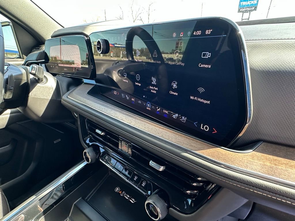 Used 2025 Chevrolet Suburban High Country AWD/4WD image 12