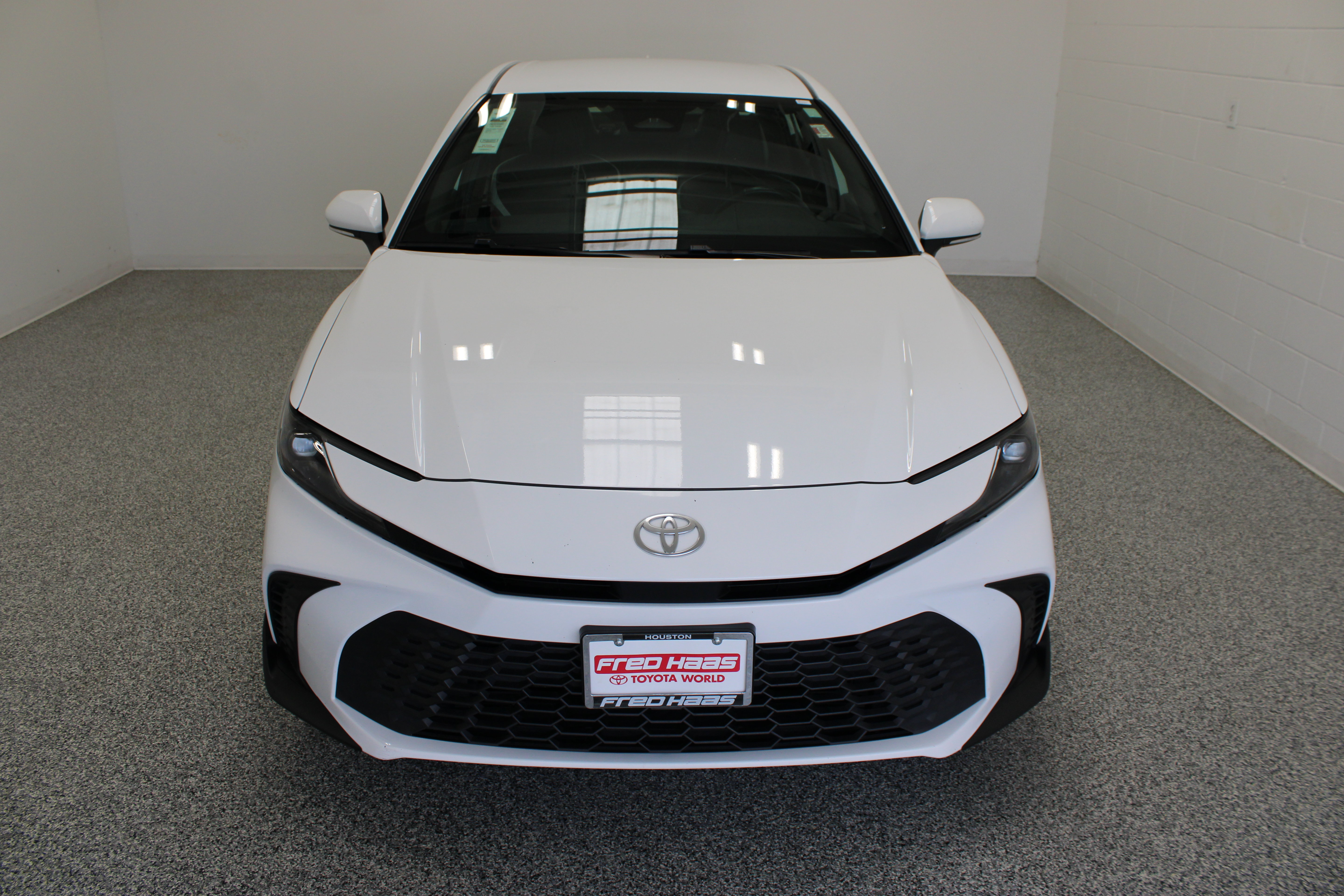 Used 2025 Toyota Camry SE FWD image 3