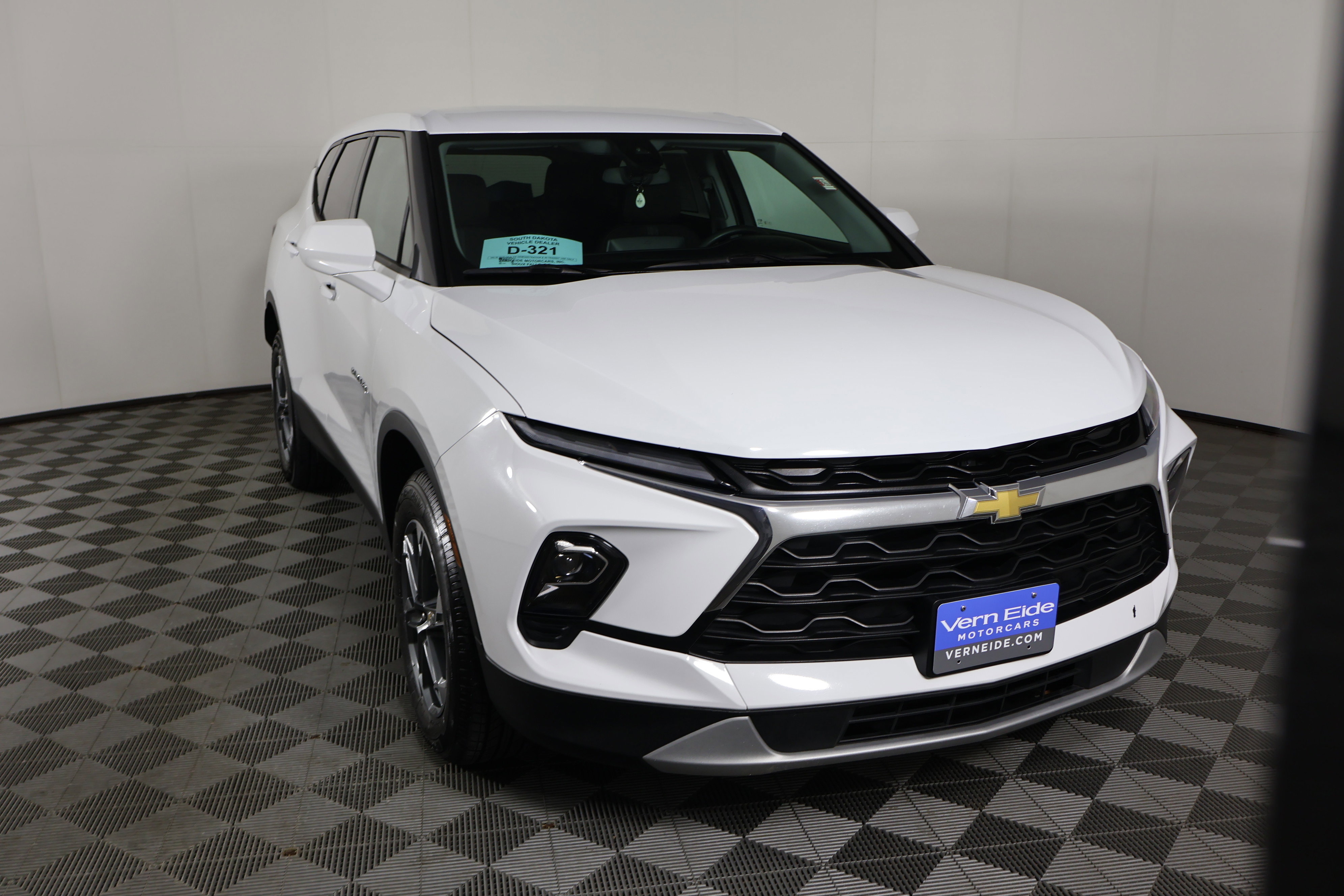 Used 2025 Chevrolet Blazer LT image 3