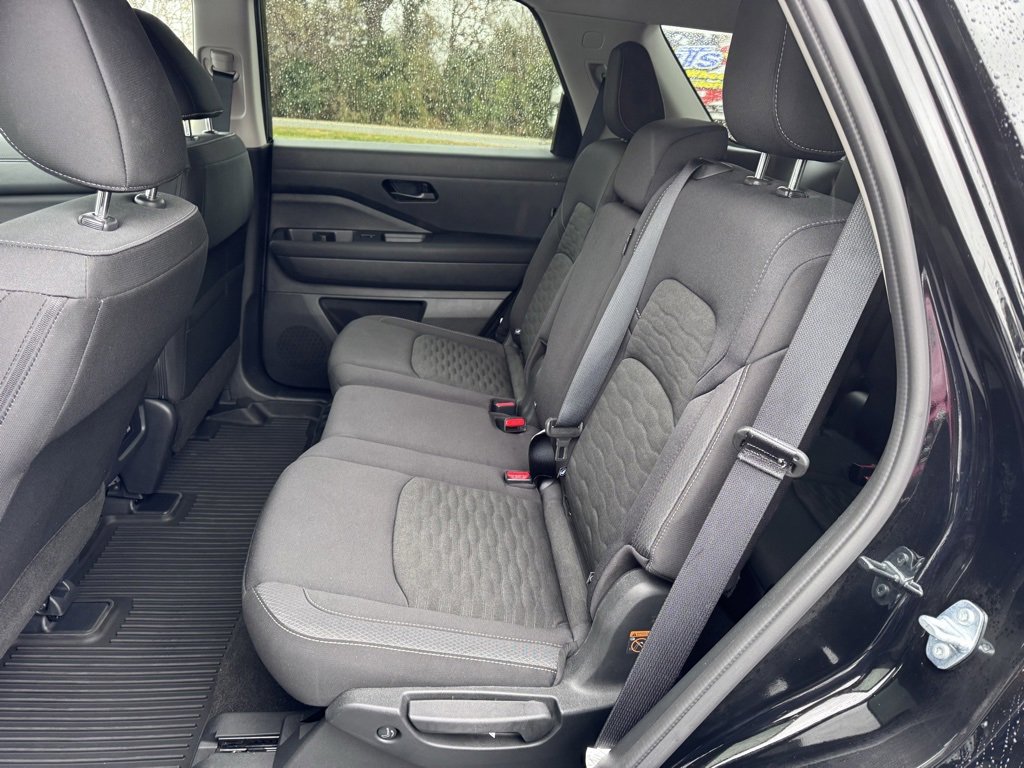 Used 2025 Nissan Pathfinder S image 31