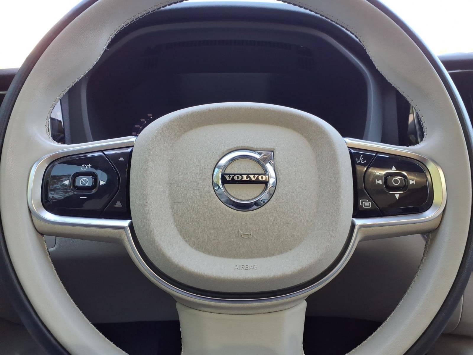 Certified 2024 Volvo XC60 B5 Plus AWD/4WD image 28