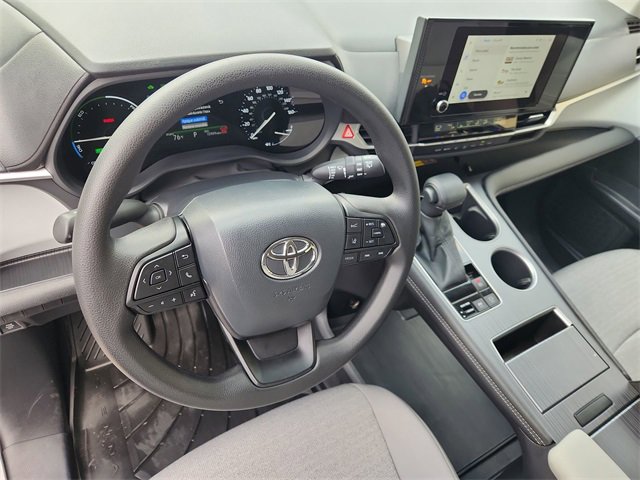 Used 2025 Toyota Sienna LE image 10