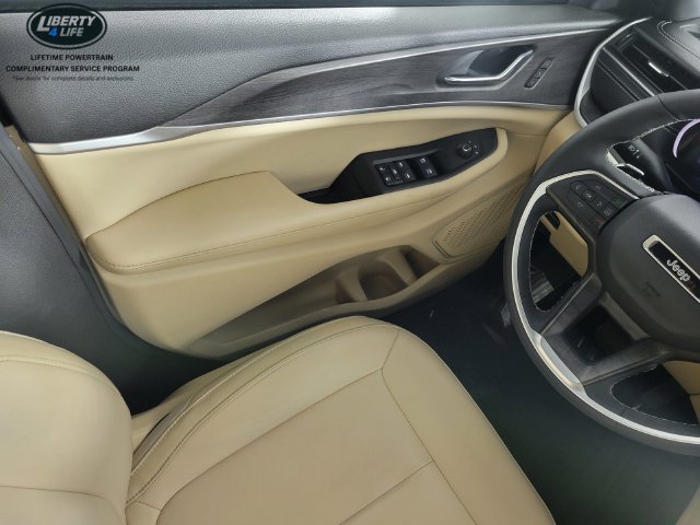 Used 2024 Jeep Grand Cherokee Limited AWD/4WD image 31
