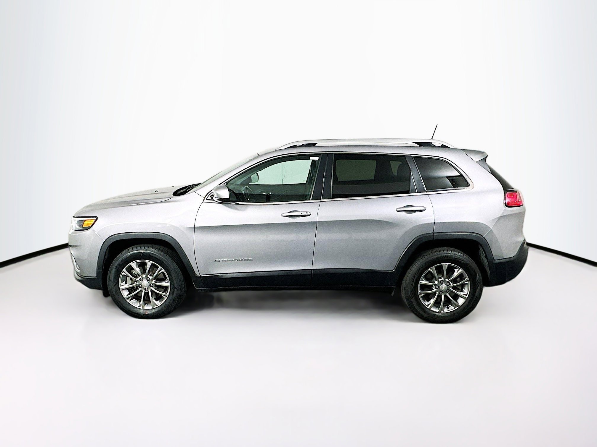Used 2019 Jeep Cherokee Latitude Plus w/ Cold Weather Group AWD/4WD image 4