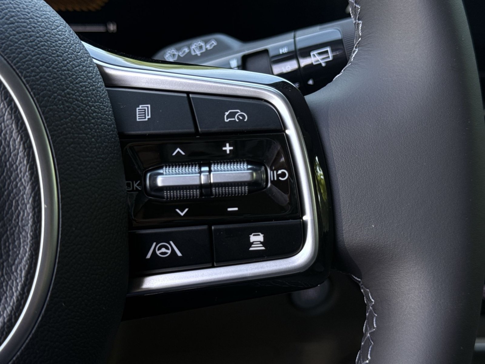 New 2026 Kia Carnival EX FWD image 38