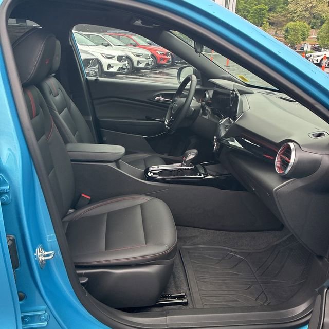 Used 2025 Chevrolet Trax RS w/ Sunroof Package FWD image 10