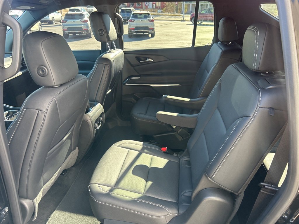 Used 2025 Chevrolet Traverse LT image 17