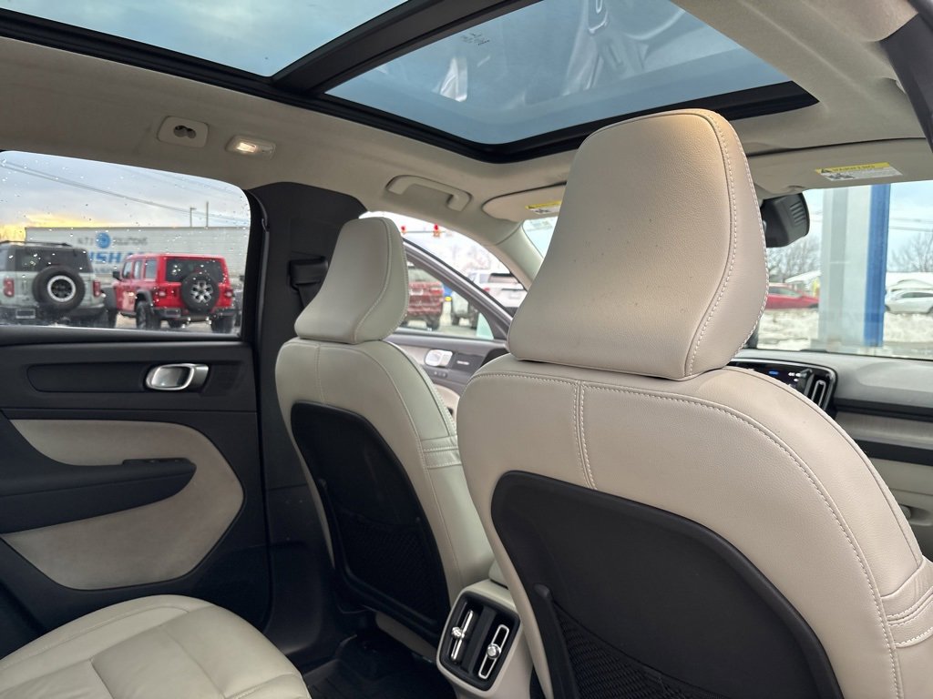 Certified 2023 Volvo XC40 B5 Plus w/ Protection Package Premier image 38