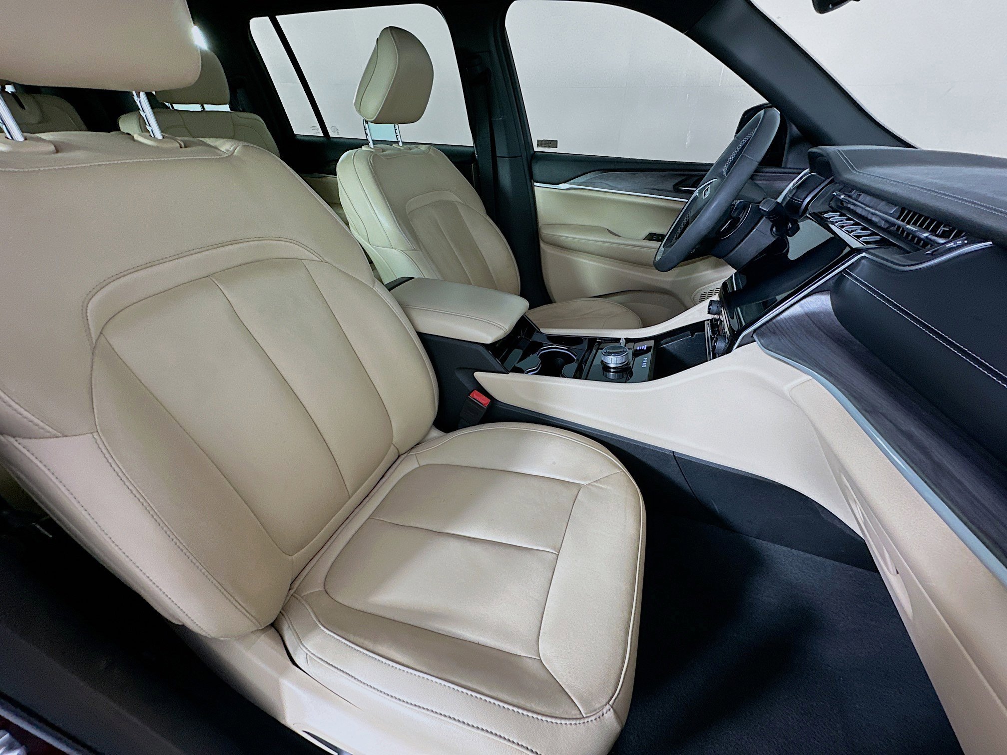 Used 2023 Jeep Grand Cherokee L Limited w/ Black Appearance Package image 33