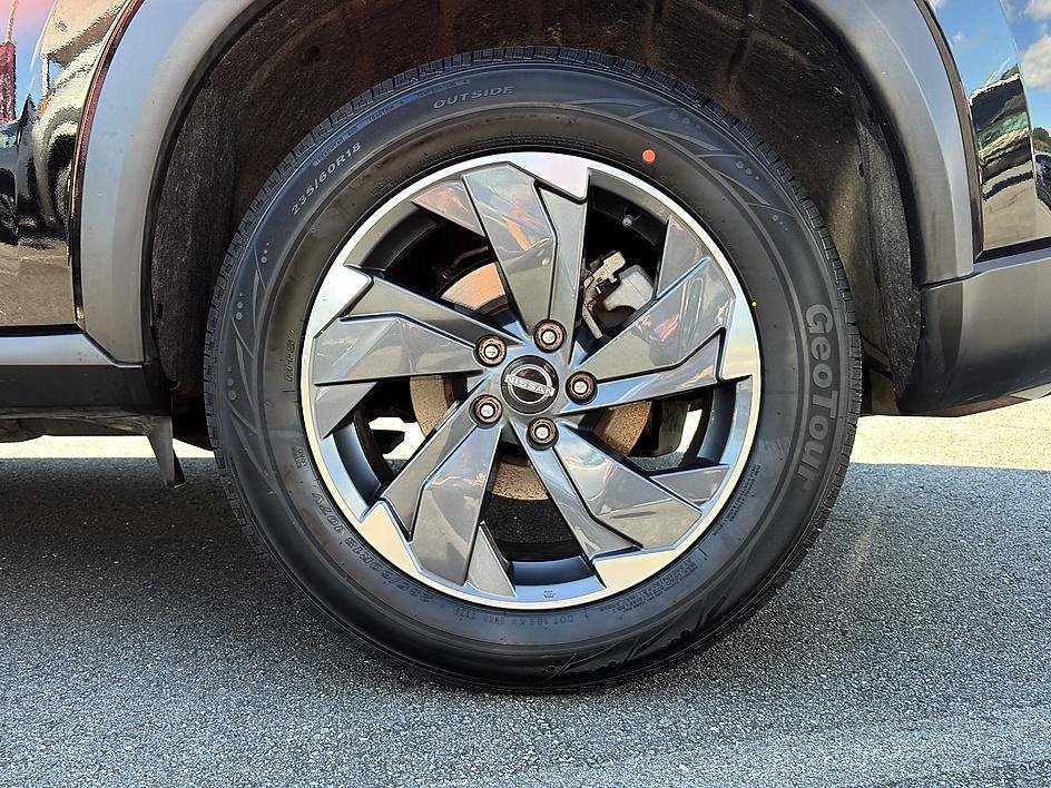 Certified 2025 Nissan Rogue SV FWD image 10