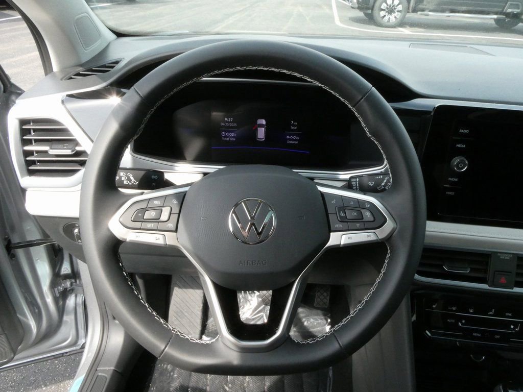 Certified 2025 Volkswagen Taos SE FWD image 4