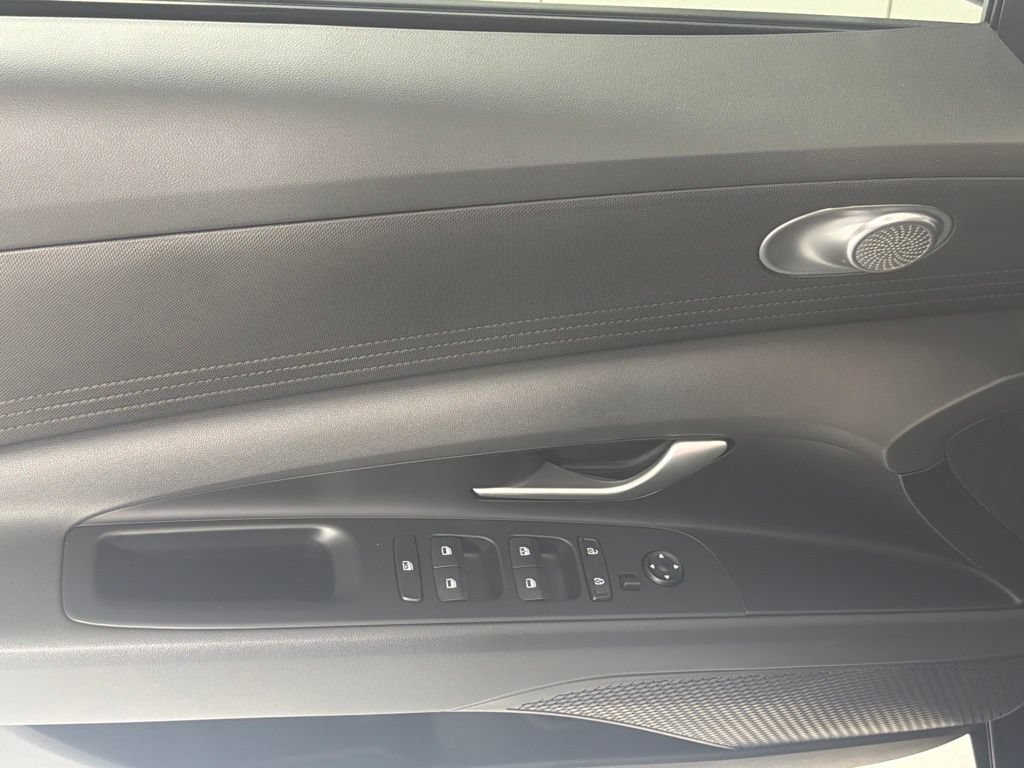 Used 2025 Hyundai Elantra Hybrid FWD image 15