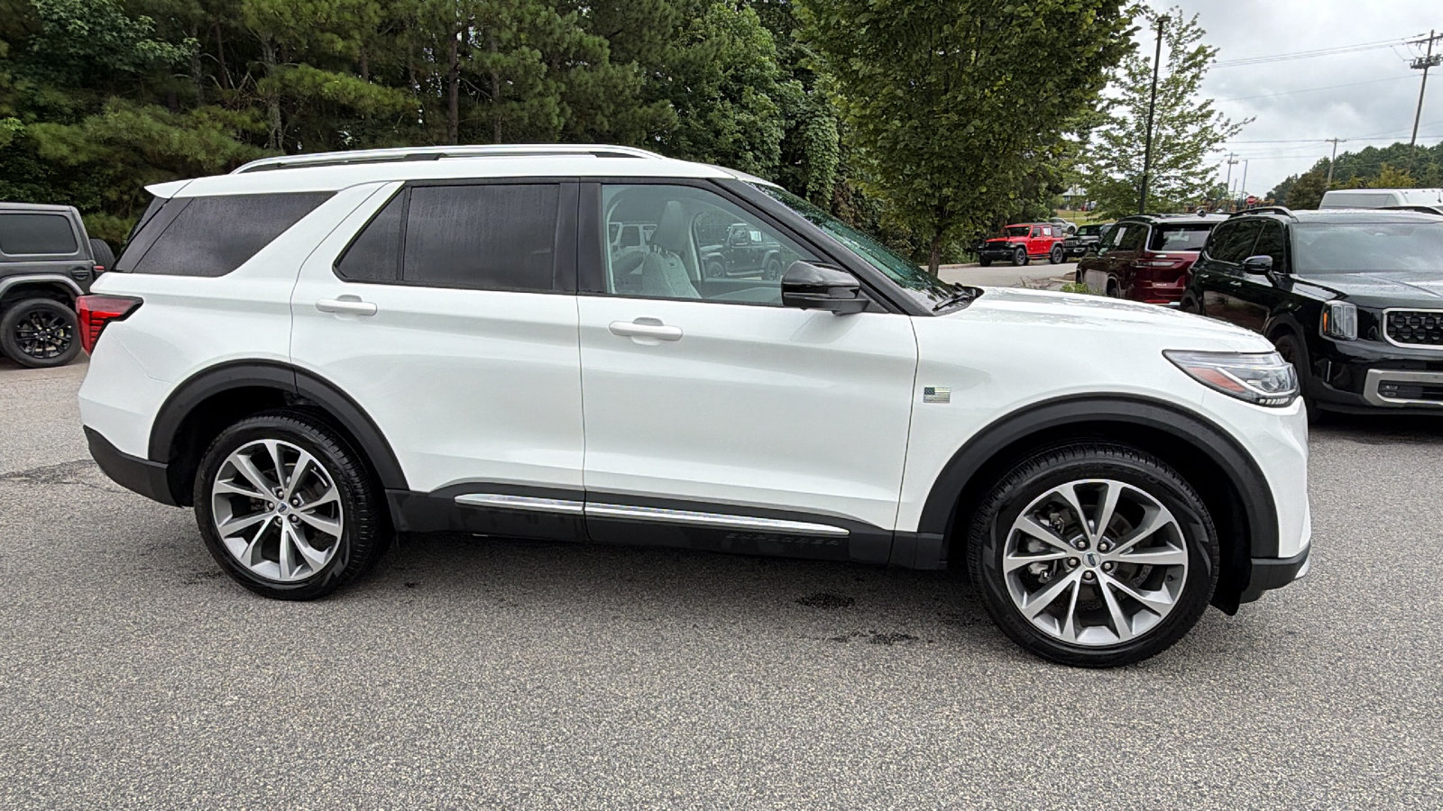 Used 2025 Ford Explorer Platinum w/ Ultimate Package AWD/4WD image 7