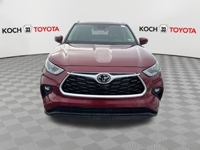 Used 2025 Toyota Highlander XLE image 2