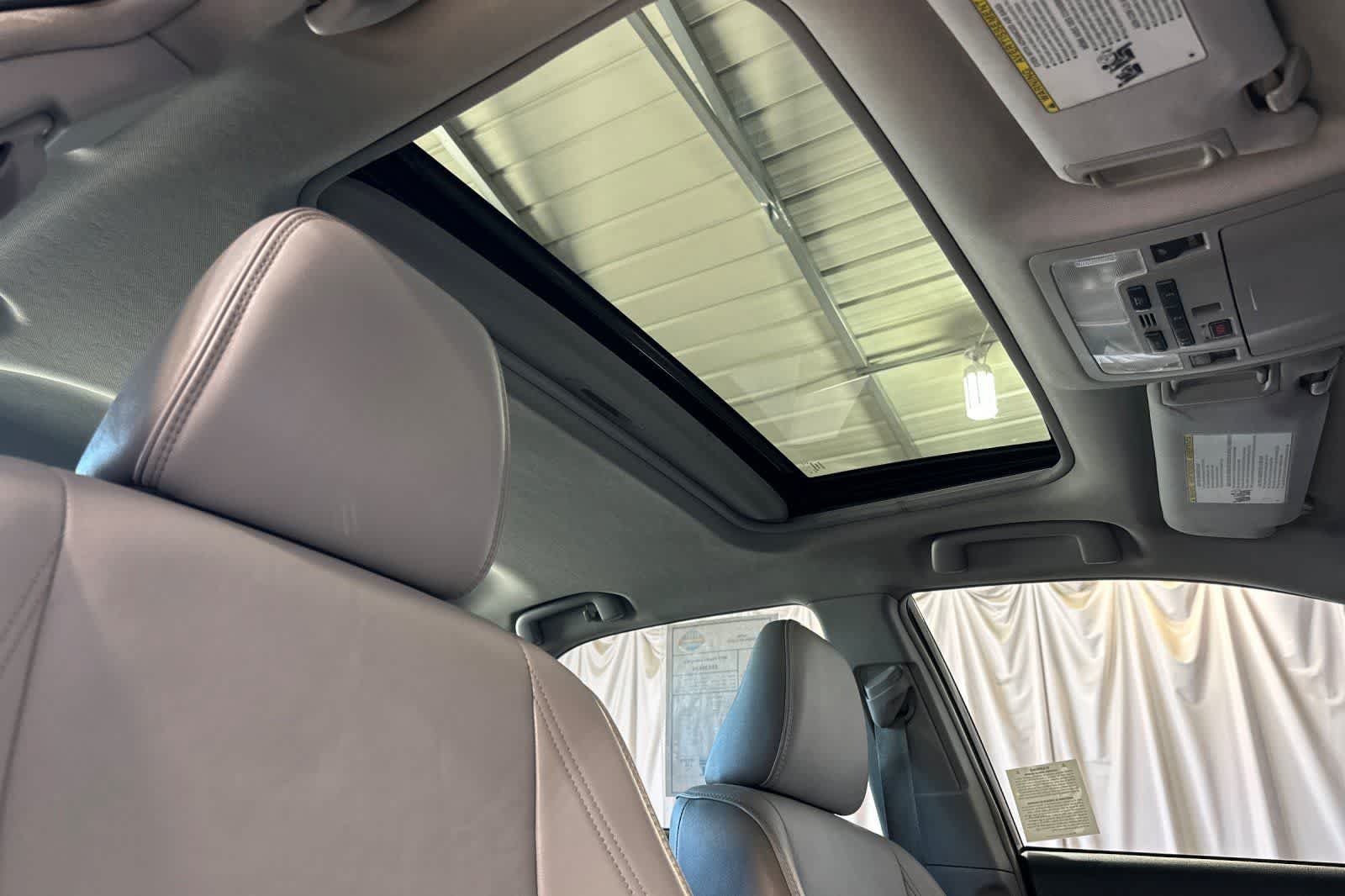 Used 2017 Toyota Camry XLE w/ Moonroof Package FWD image 19