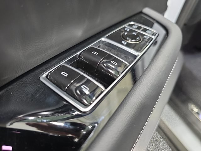 New 2027 Cadillac Vistiq Luxury w/ LPO, Floor Liner Package AWD/4WD image 24