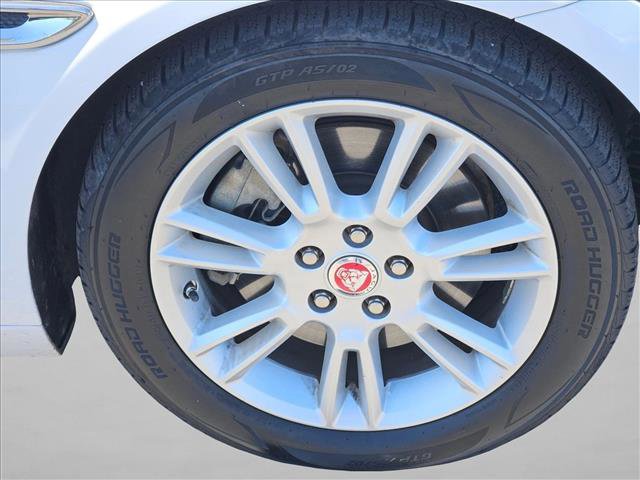 Used 2018 Jaguar XE Premium image 28