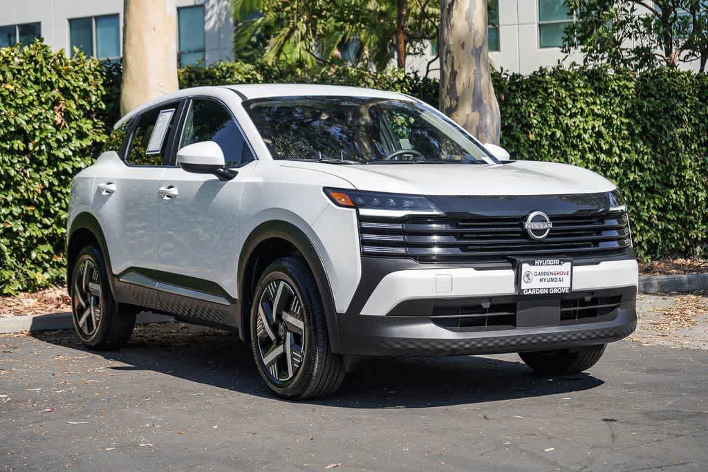 Used 2025 Nissan Kicks SV FWD image 3