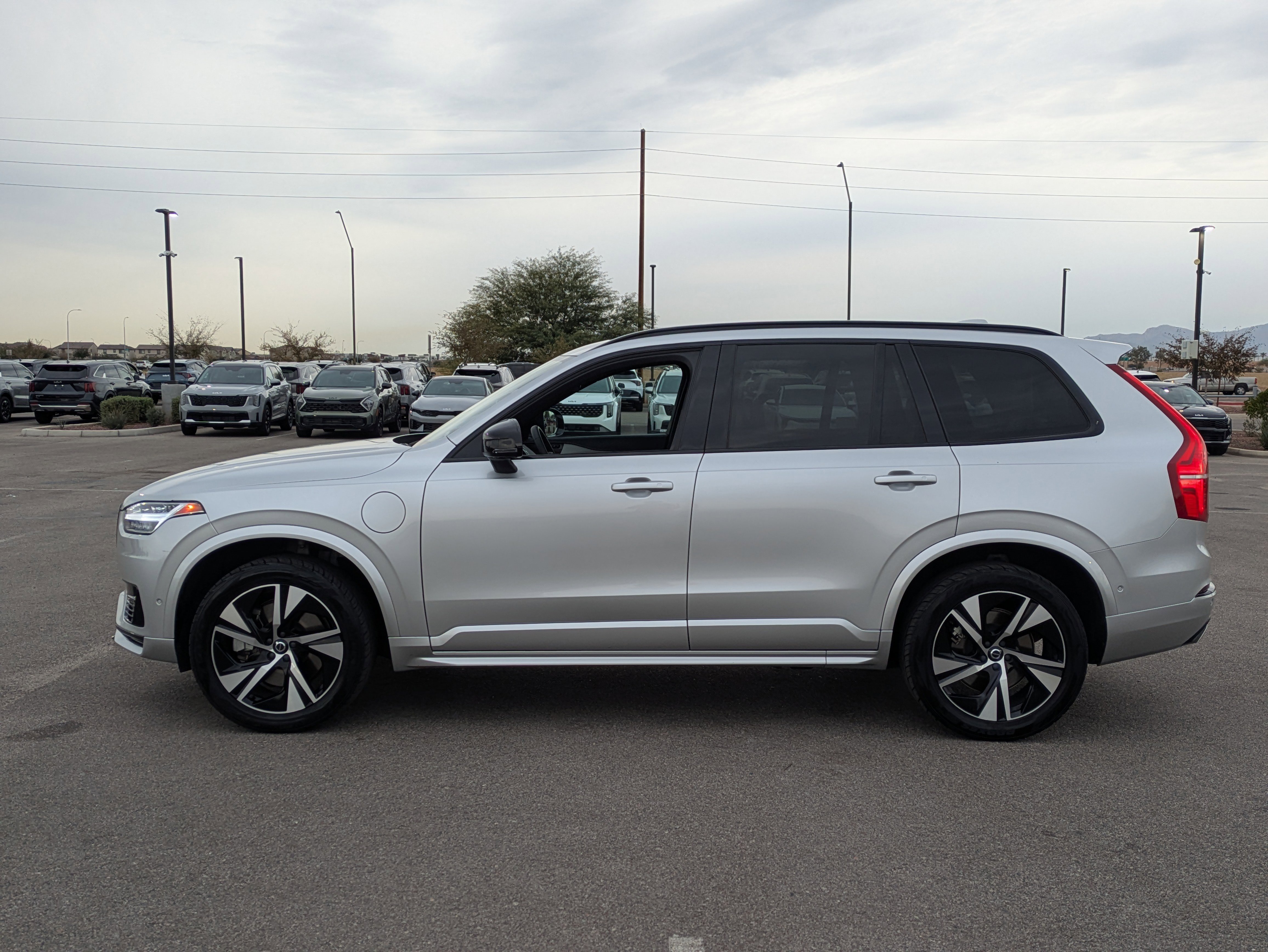Used 2022 Volvo XC90 T8 R-Design w/ Advanced Package image 2