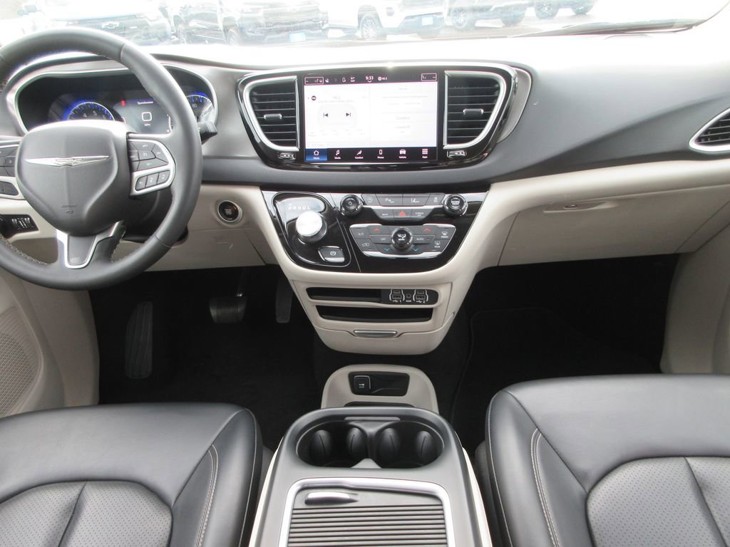 Used 2023 Chrysler Pacifica Touring-L image 14