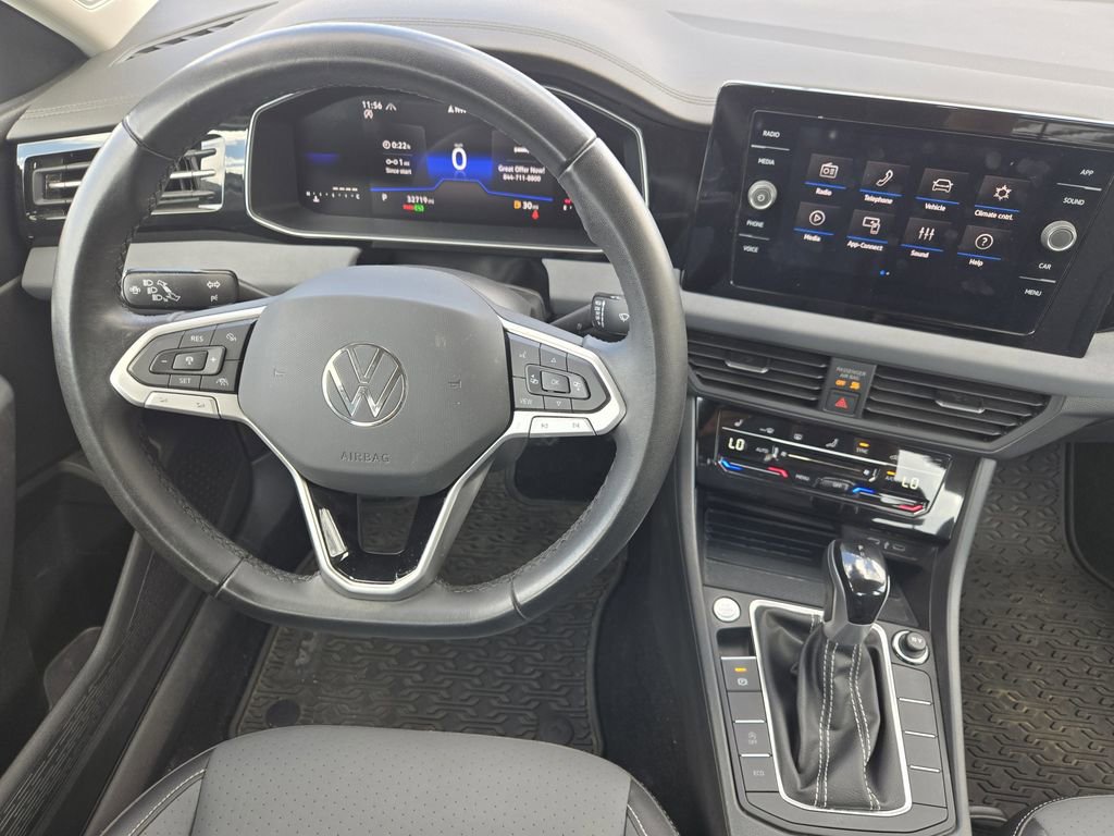 Used 2025 Volkswagen Jetta SE w/ Black Wheel Package image 27