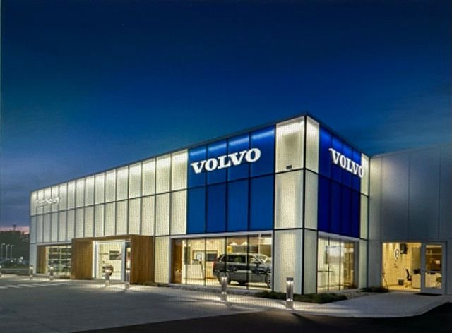 Certified 2023 Volvo XC40 B5 Plus w/ Climate Package image 45