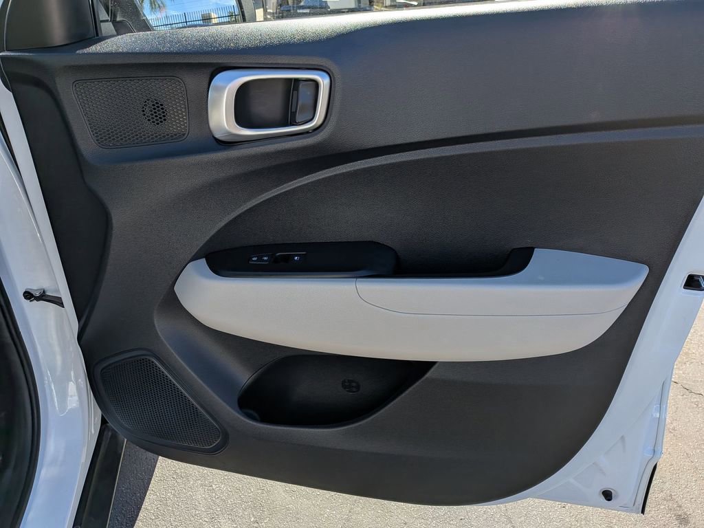 Used 2025 Hyundai Venue SEL image 33