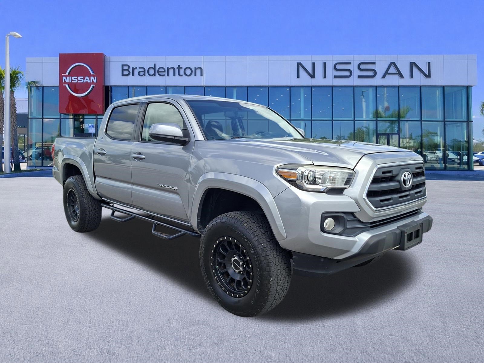 Used 2016 Toyota Tacoma SR5 w/ SR5 Appearance Package (SN) image 3
