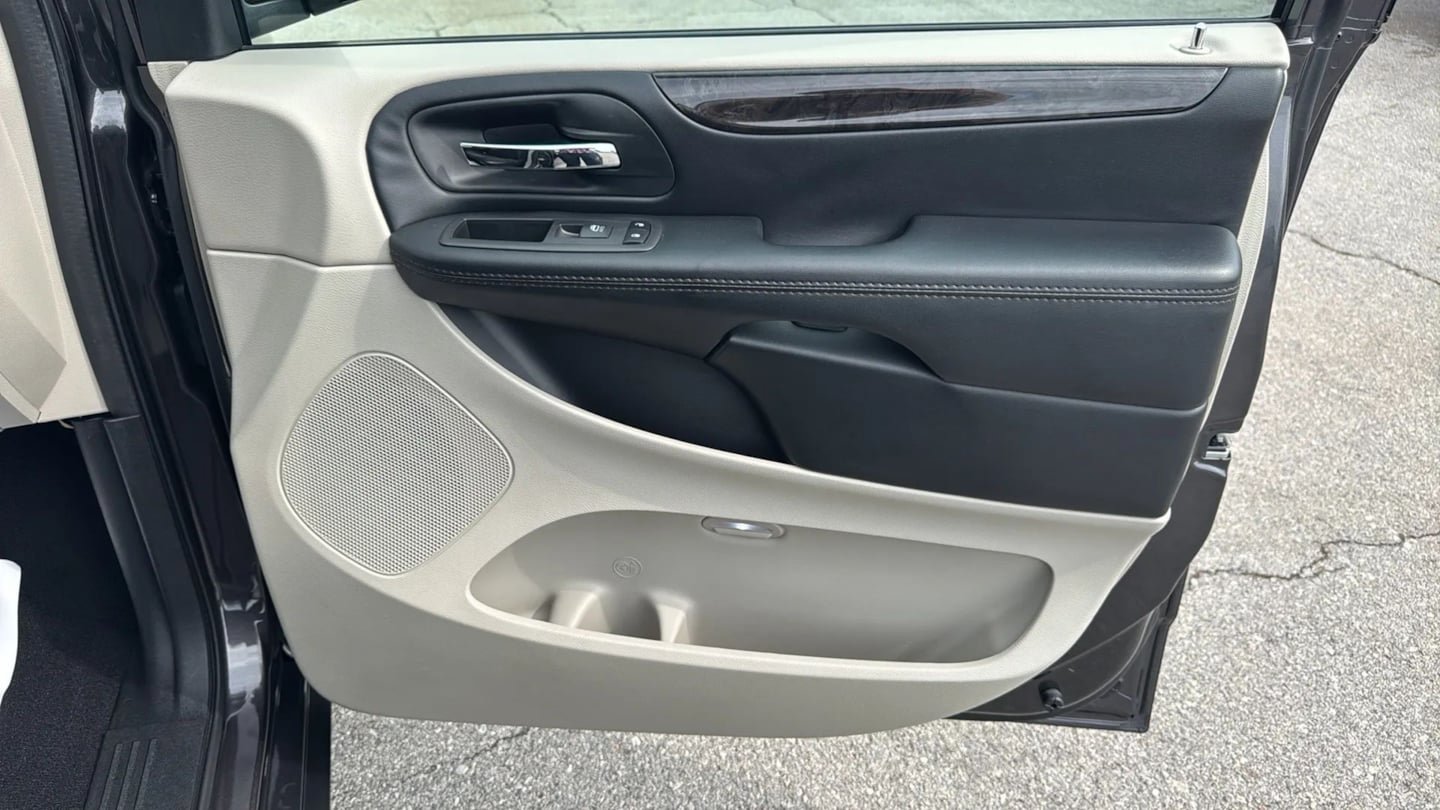 Used 2019 Dodge Grand Caravan SE w/ UConnect Hands-Free Group FWD image 30