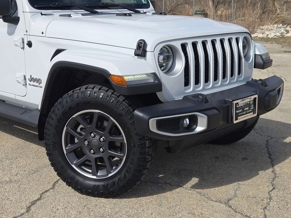 Used 2020 Jeep Gladiator Overland image 2
