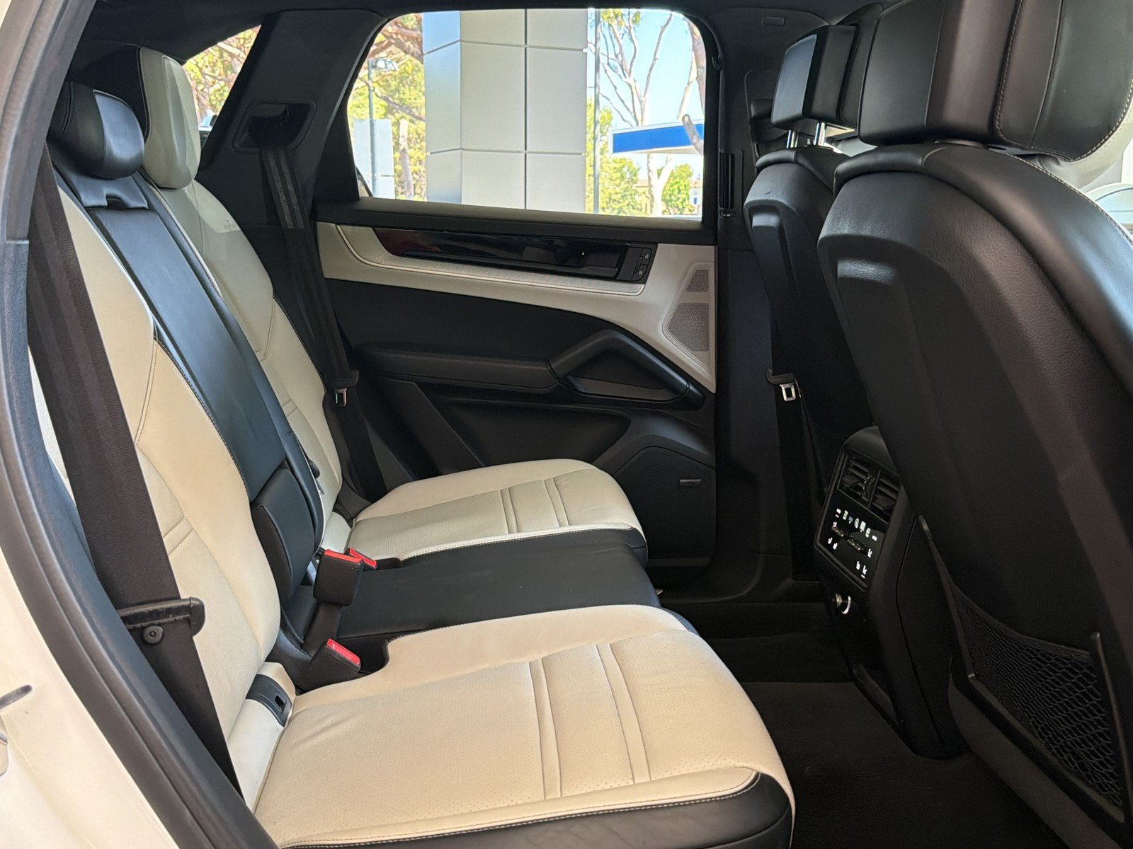 Used 2024 Porsche Cayenne AWD/4WD image 31