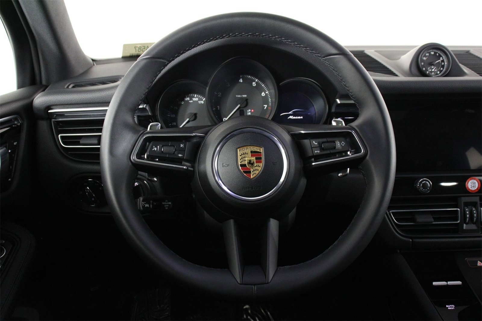 Used 2025 Porsche Macan image 12