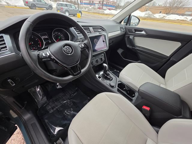 Used 2020 Volkswagen Tiguan SE w/ Panoramic Sunroof Package image 18