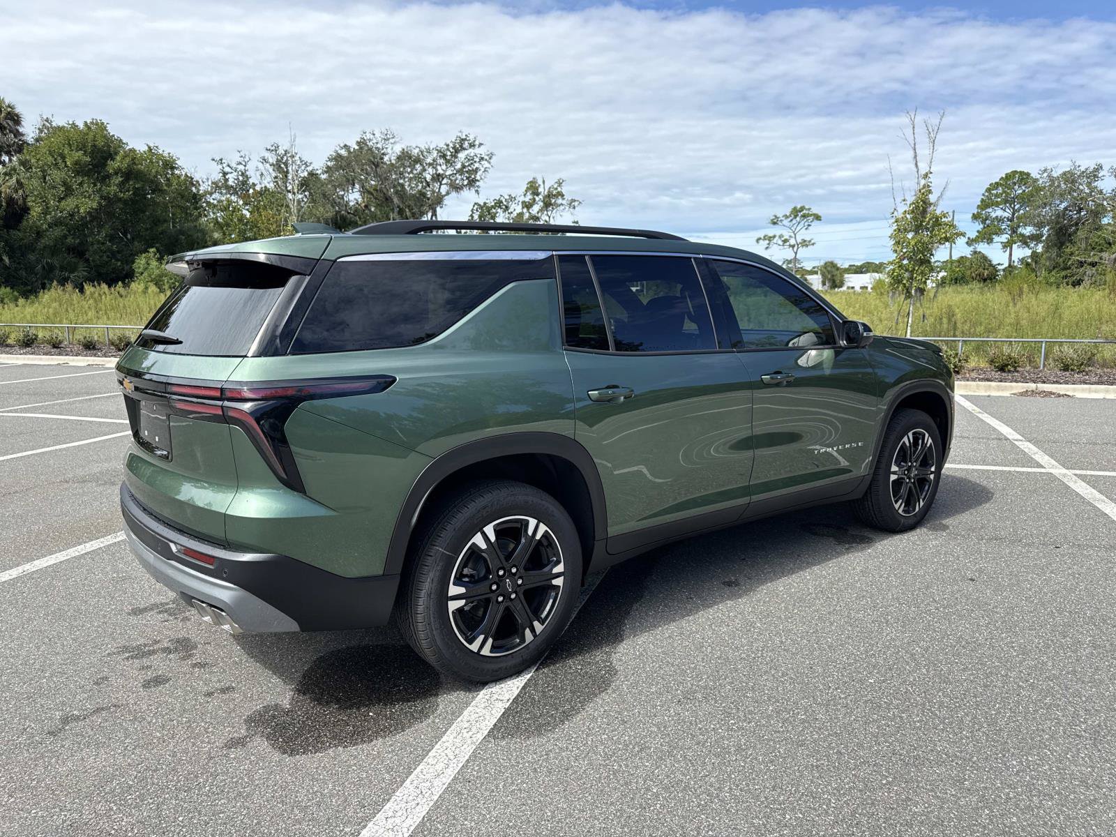 New 2027 Chevrolet Traverse LT w/ Sun and Wheel Package FWD image 3