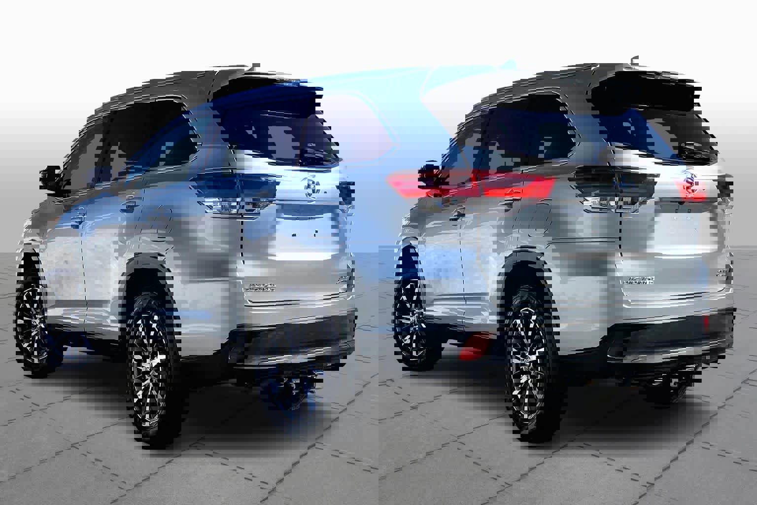 Used 2019 Toyota Highlander XLE w/ Carpet Mat Package (TMS) image 11