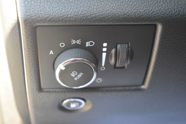 Used 2020 Jeep Grand Cherokee Overland AWD/4WD image 28