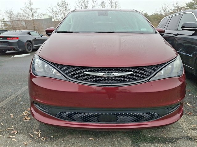 Used 2023 Chrysler Voyager LX image 2