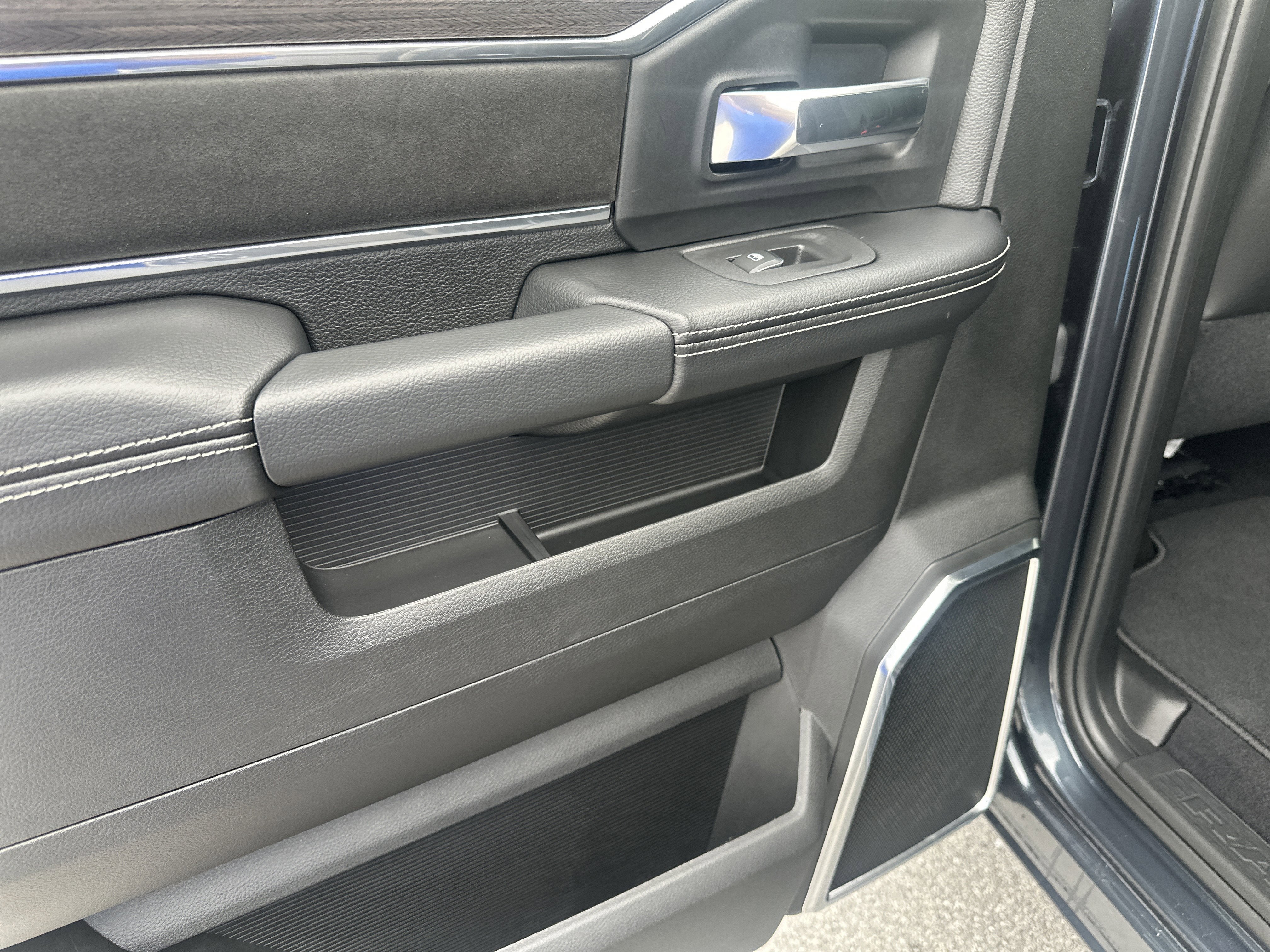 New 2026 RAM 2500 Laramie AWD/4WD image 17