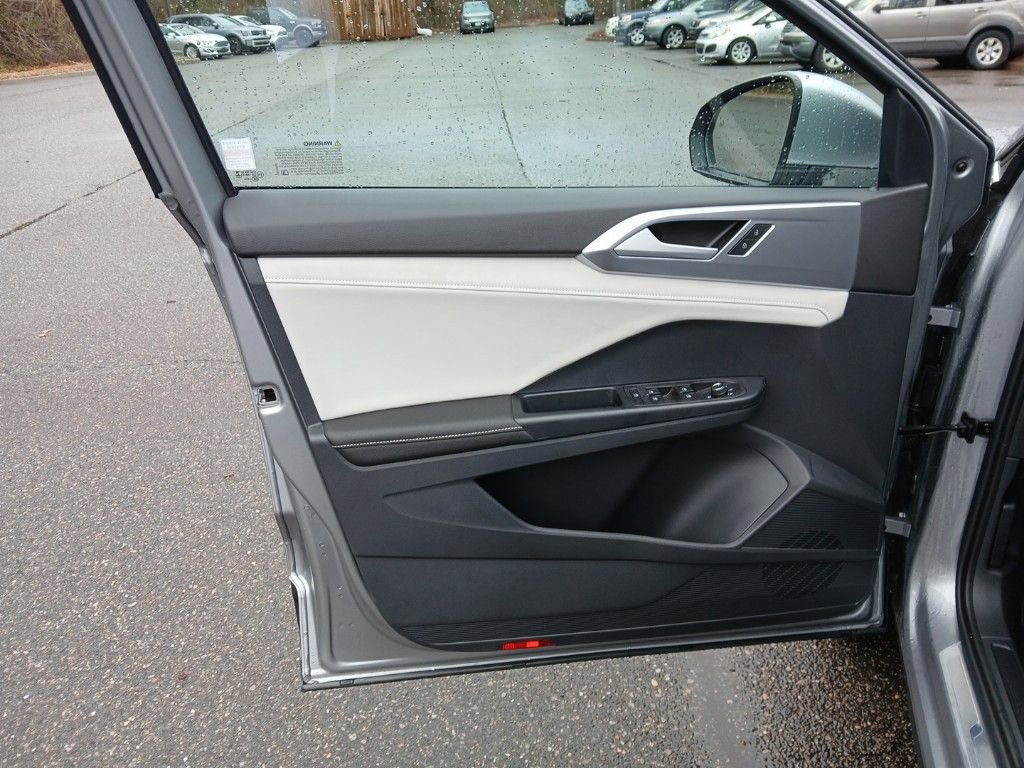 New 2025 Volkswagen Taos SE image 10